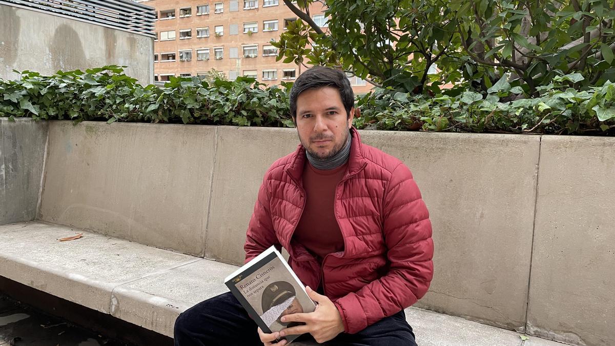 El escritor y periodista Renato Cisneros, en Zaragoza, durante su entrevista con este diario.