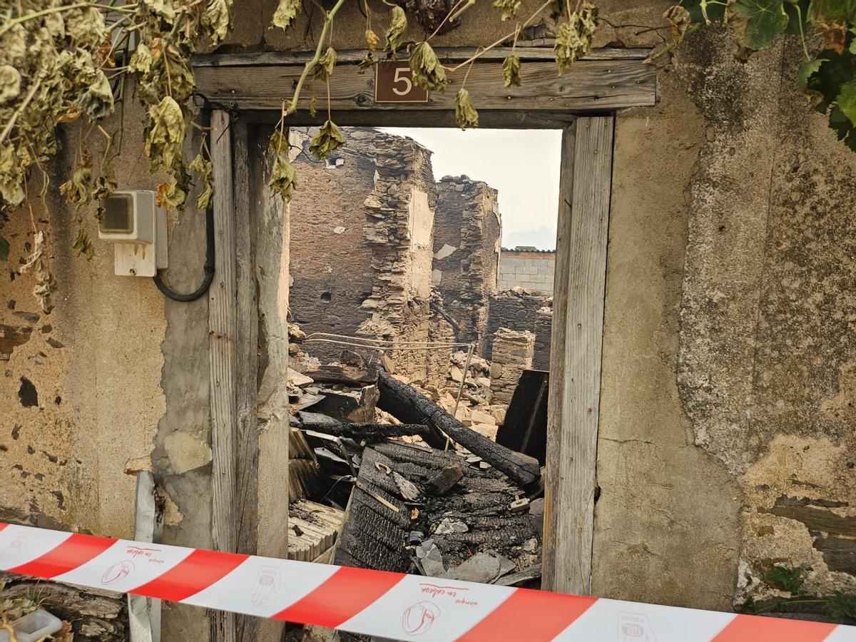 Así ha quedado la aldea de Santa María, en Petín, tras el paso, este viernes, del gran incendio forestal de Valdeorras.