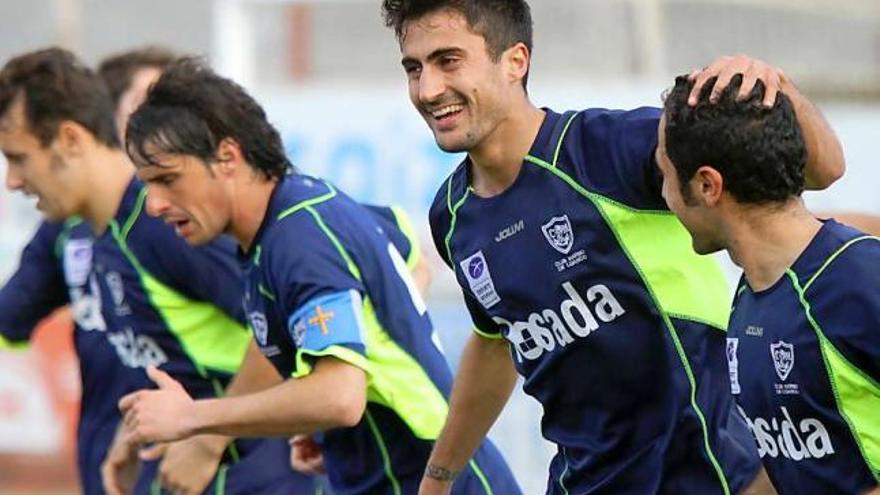 Sergio Prendes, segundo por la derecha, sonriente tras marcar en La Roda.