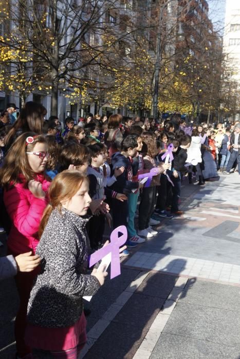 Concentración de niños del colegio Jovellanos de Gijón contra la violencia machista