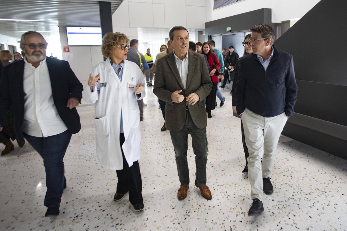 El conseller de Sanidad, con la directora del hospital de Ontinyent, el responsable de la agrupación sanitaria interdepartamental y el alcalde de Ontinyent.