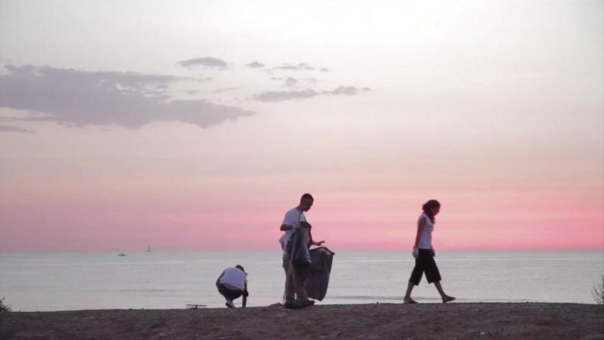 Greenpeace recoge 600 kilos de basura en 200 metros de playa en Valencia