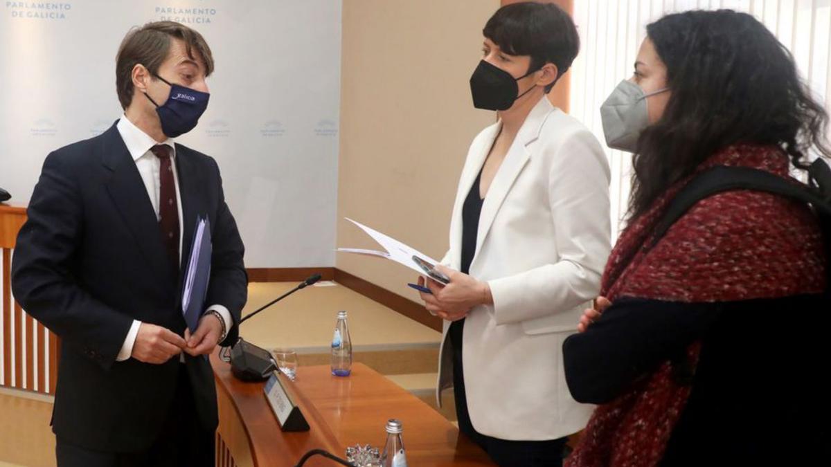 Miguel Corgos y Ana Pontón, ayer, en el Parlamento.  | // XOÁN ÁLVAREZ