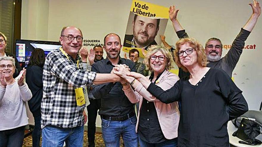 Marc Aloy, al centre, flanquejat per Ramon Fontdevila i Mirella Cortès, ahir a la nit a la seu d&#039;Esquerra a Manresa