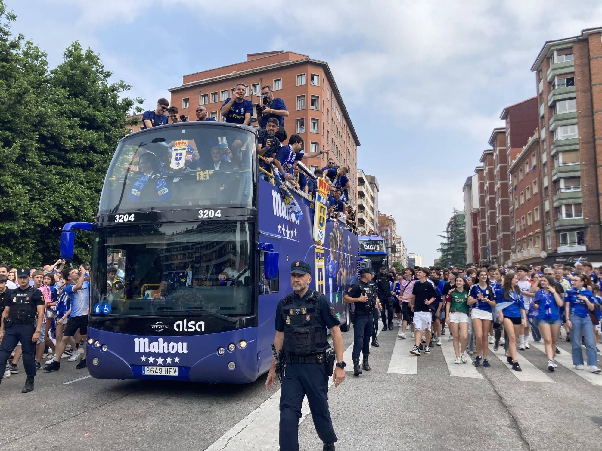 Locura azul en las calles de Oviedo para celebrar el ascenso del equipo a Primera División