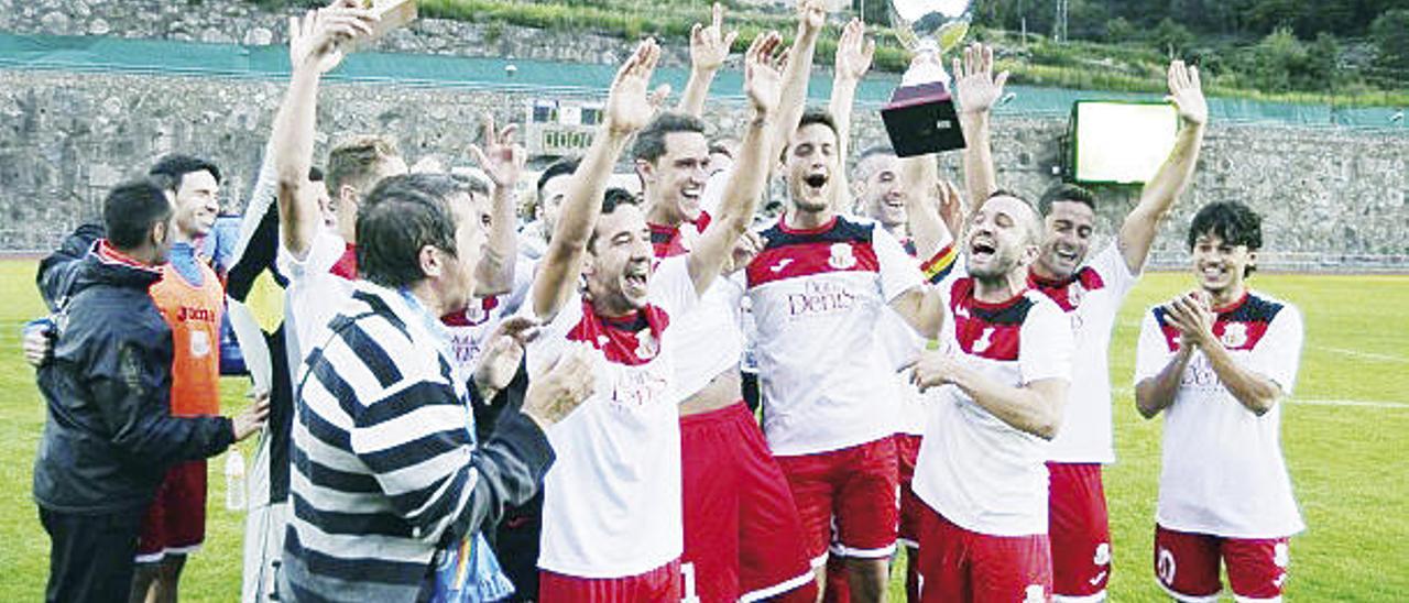Noguerol, a la derecha, aplaude en el festejo de la Supercopa. // FdV