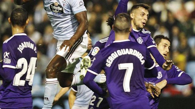 Aidoo trata de despejar un balón en el área durante la última visita del Valladolid a Balaídos.
