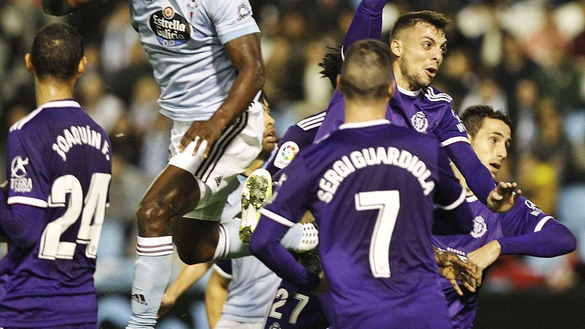 Aidoo trata de despejar un balón en el área durante la última visita del Valladolid a Balaídos.