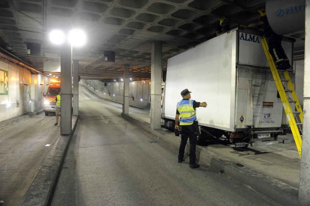 Un camión atascado en el túnel de María Pita