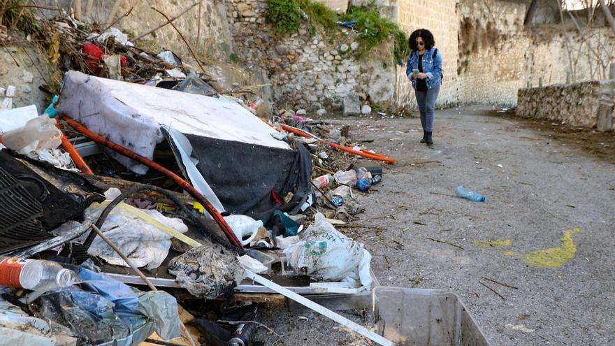 Alcoy retira 2.500 kilos de basuras del entorno de la Torre-Portal de Cocentaina