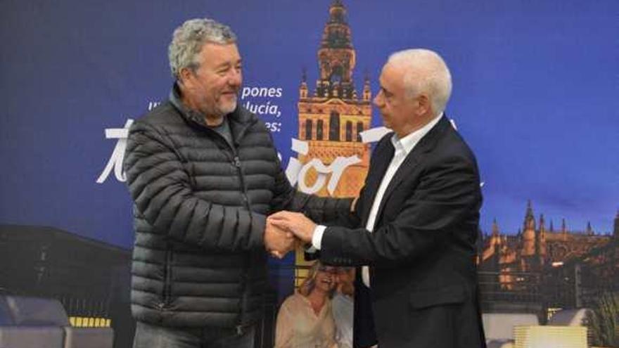 El diseñador galo Philippe Starck, ayer, junto al consejero de Turismo, Luciano Alonso.