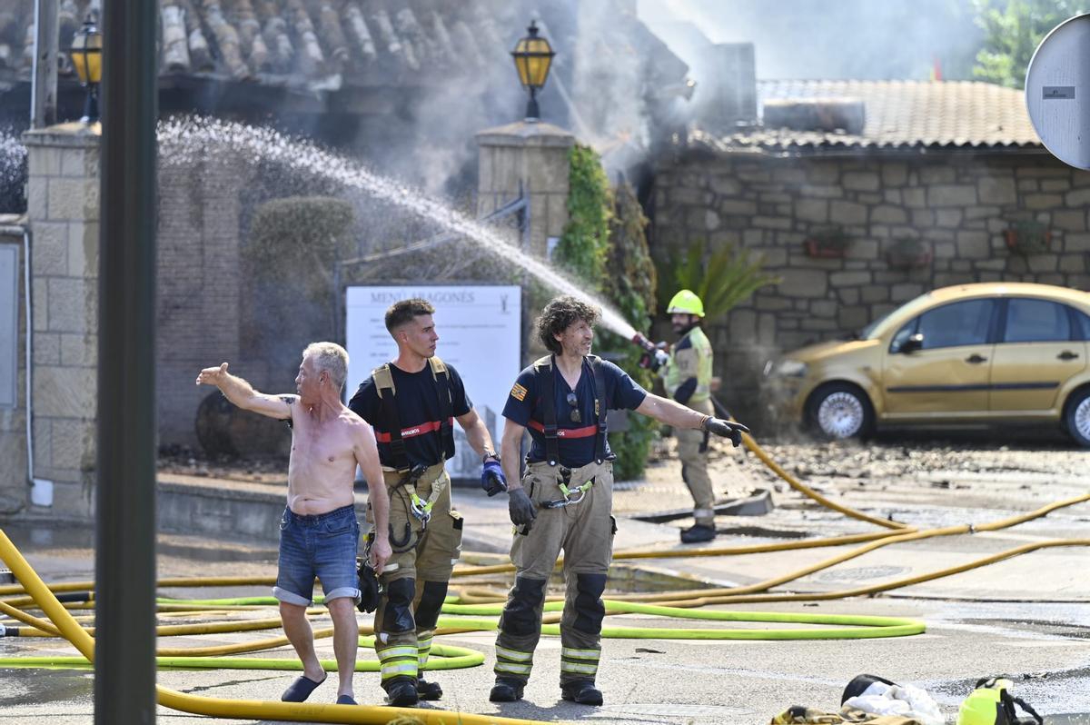 En imágenes | Un incendio calcina el restaurante La Junquera de Zaragoza