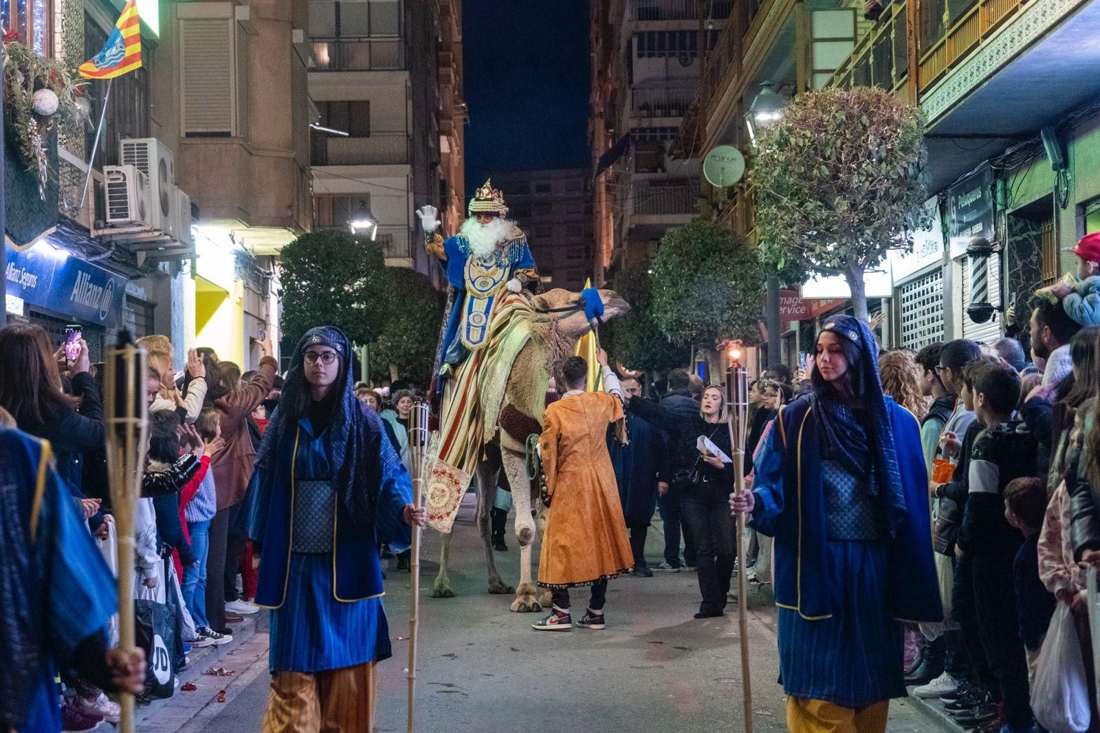 La Vila Joiosa recibe a los Reyes Magos por la puerta grande