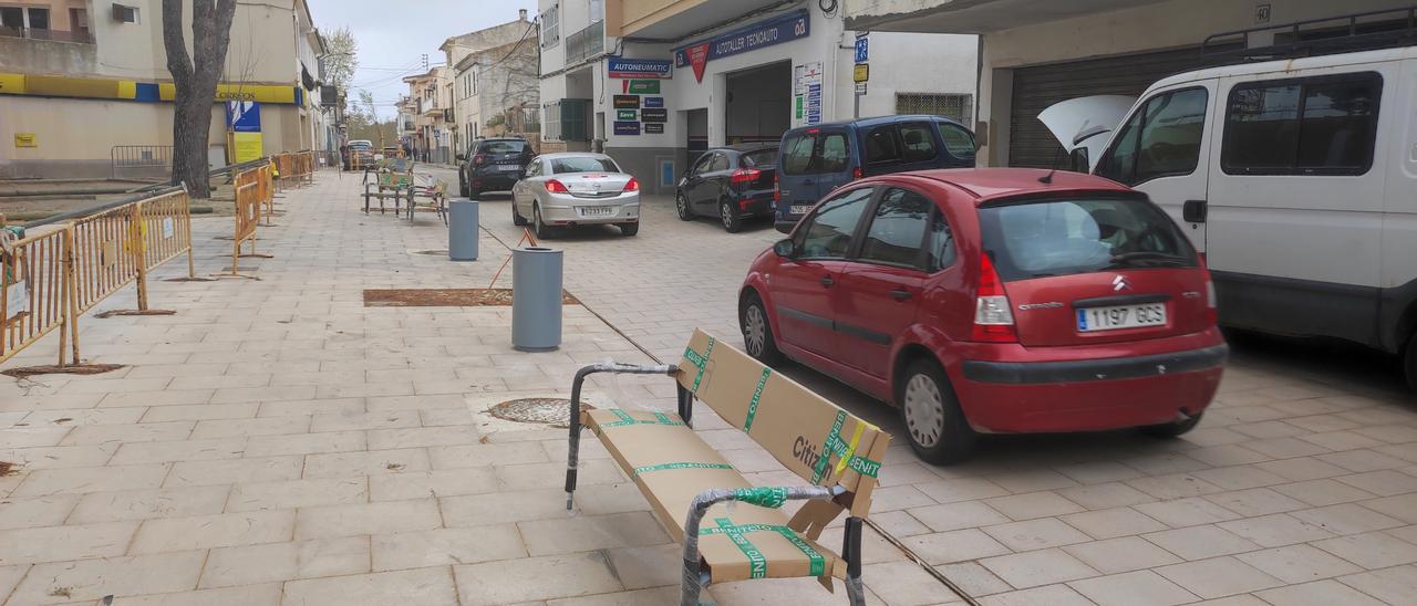 On Son Servera critica la cercanía entre los bancos de la plaza de la tercera edad y la calle