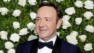 Kevin Spacey sale del armanio tras la denuncia de acoso de un actor