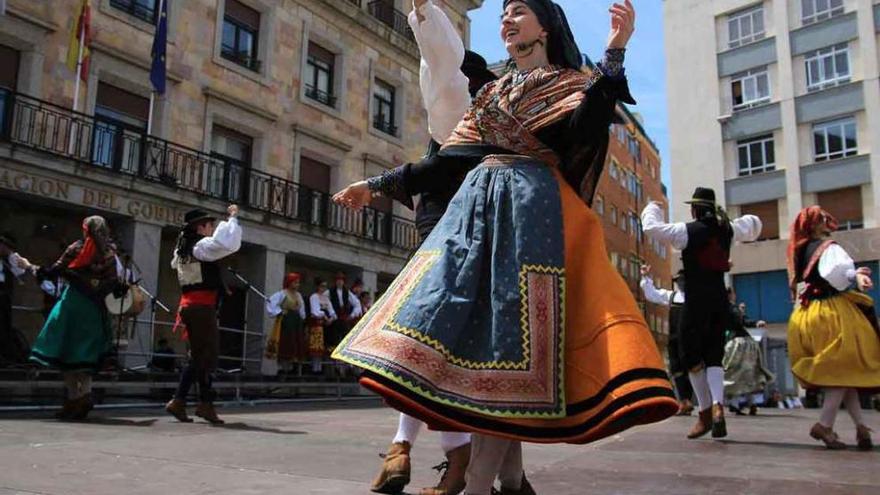 Las Jornadas Juveniles de Folclore de Doña Urraca llenan Zamora de bailes tradicionales
