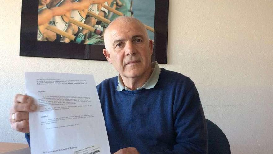 Balbino Barcia, con el escrito en el que insta a una entrevista con el presidente de la Xunta. // S. Álvarez