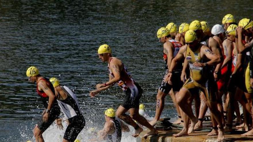 Los participantes se lanzan al agua para comenzar el sector a nado de la sexta edición del Triatlón de Cartagena.