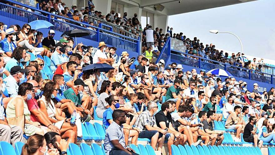 Más de 2.000 espectadores en las gradas del Estadi.