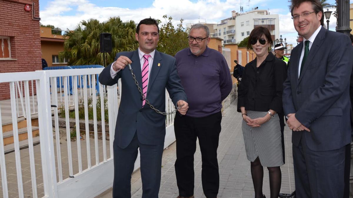 Momento en el que el alcalde, Andrés Martínez (i), recibe las llaves del recinto, en abril del 2013.