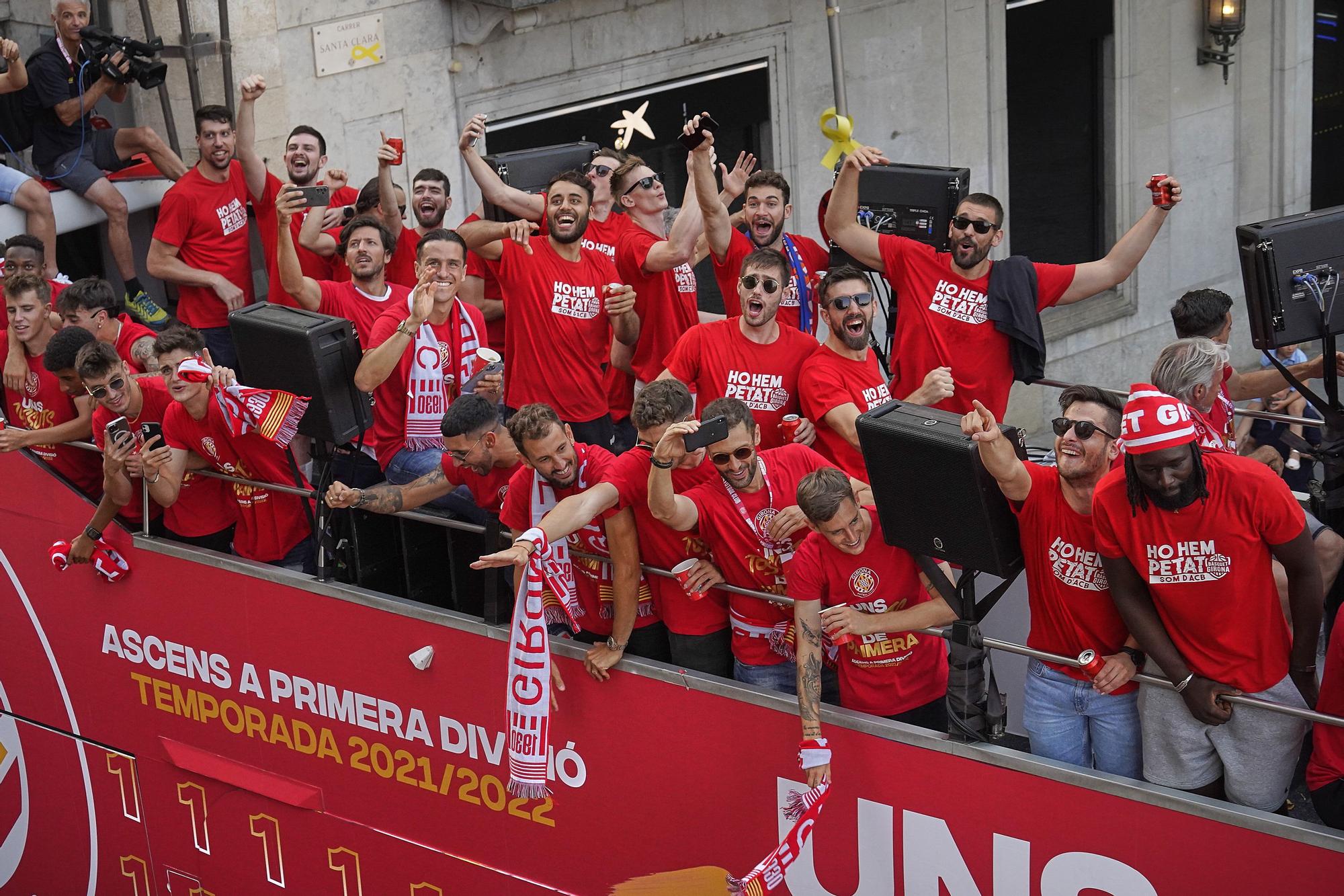 Les millors imatges de la rua de celebració del Girona i el Bàsquet Girona