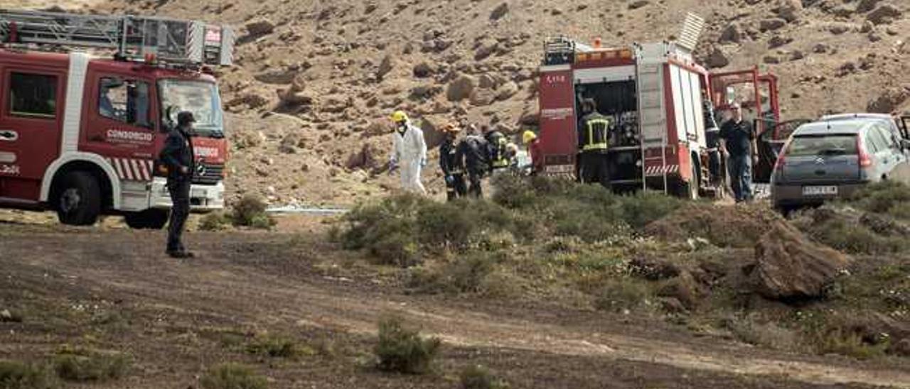 Policías y bomberos en la rofera donde ayer se encontró el cuerpo de Juan Carlos Tejera con signos de violencia y maniatado.