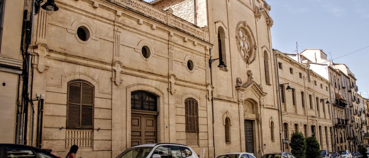 Edificio que albergará el Museo de Camilo Sesto, en primer término.