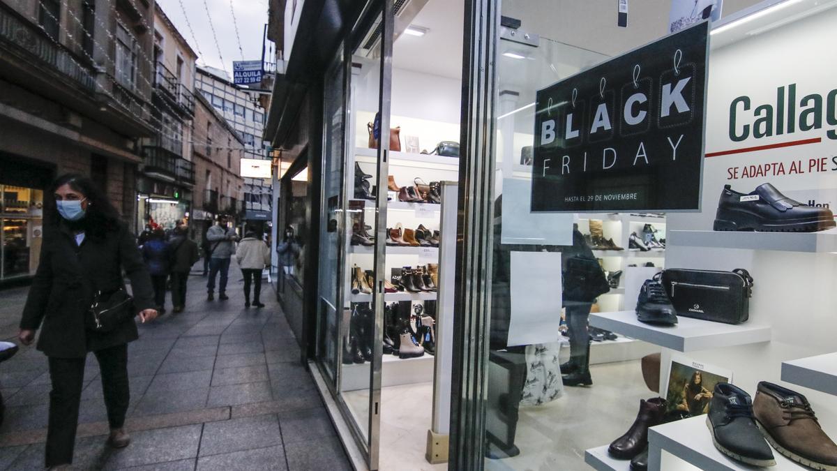 Un local comercial en la calle San Pedro, la pasada semana, durante la promoción del Black Friday.