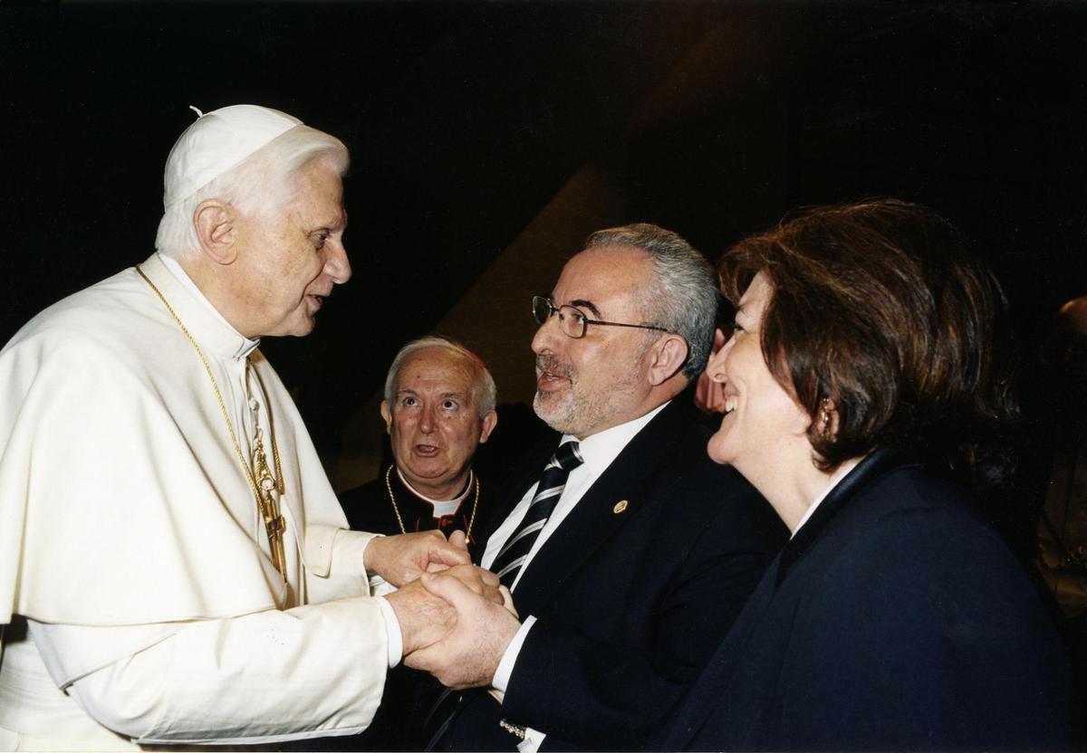 El papa Benedicto XVI saluda a José Luis Mendoza.