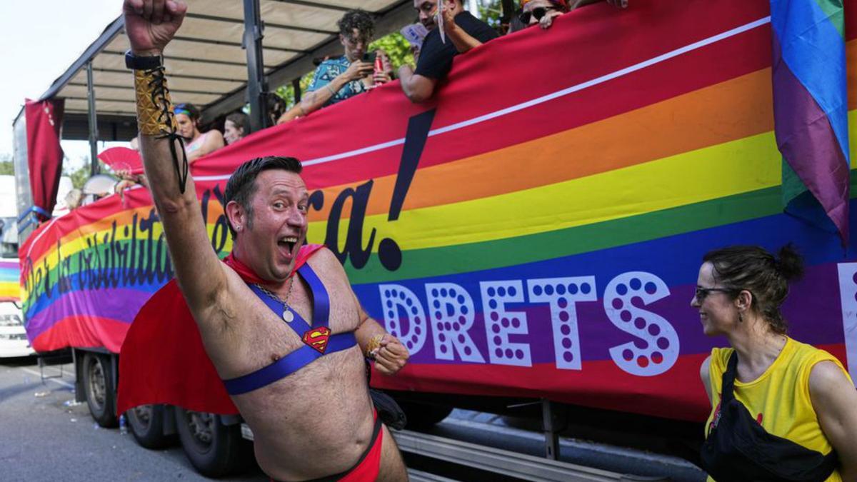 Participants al Pride! de Barcelona, ahir | EFE/ALEJANDRO GARCÍA