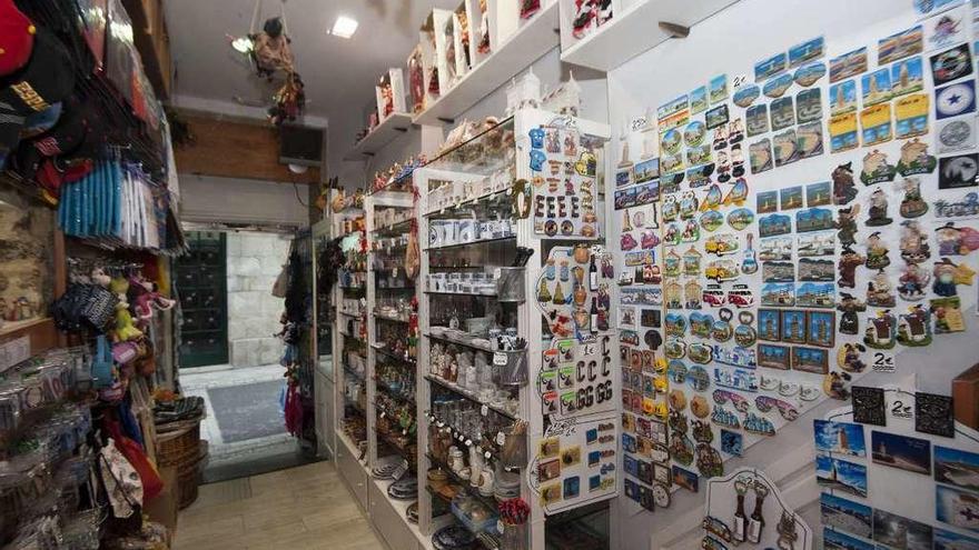 La Pequena Galería, tienda de &#039;souvenirs&#039; de la calle de la Franja.