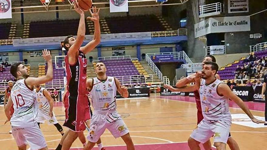 El jugador del Valladolid, Astilleros, penetra a canasta ante la mirada de la defensa de los jugadores del Iberostar Palma.