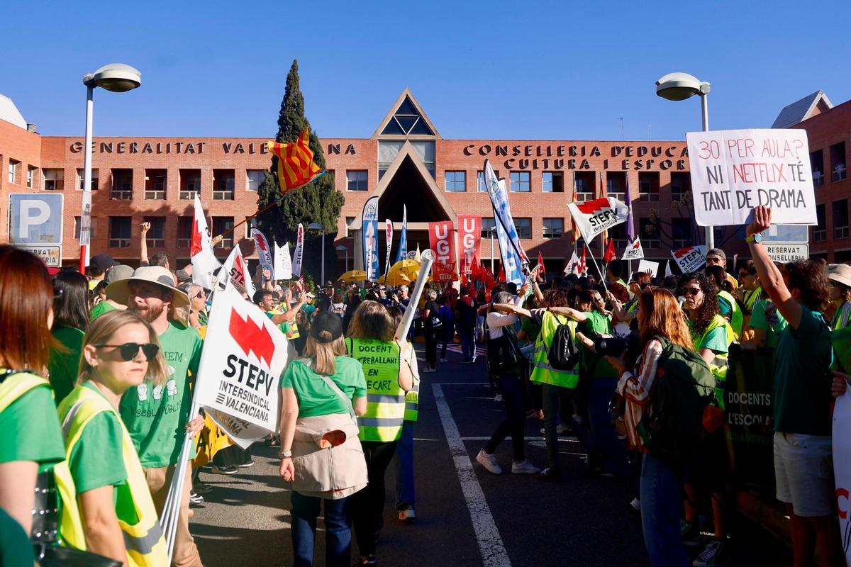 Concentración ante la Conselleria de Educación