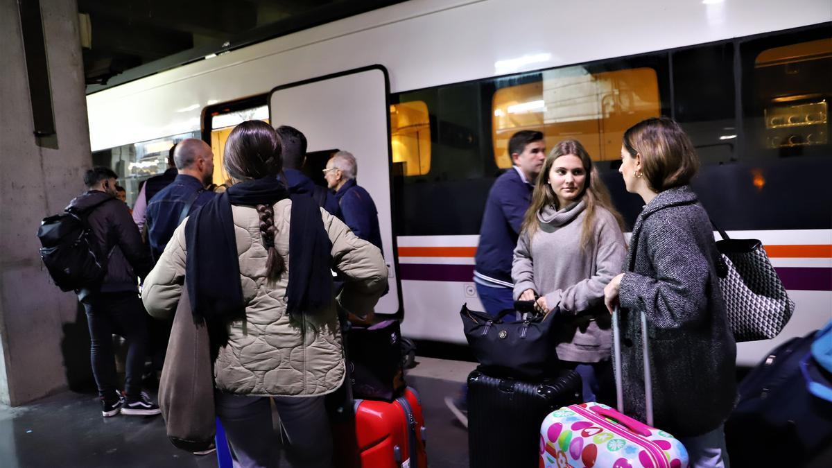 Usuarias del tren del Valle del Guadalquivir, en el primer día de funcionamiento.