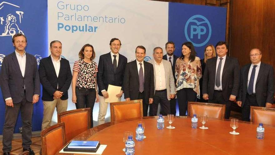 Caballero, en el centro, y, a su derecha, el portavoz del PP, Rafael Hernando. // FdV