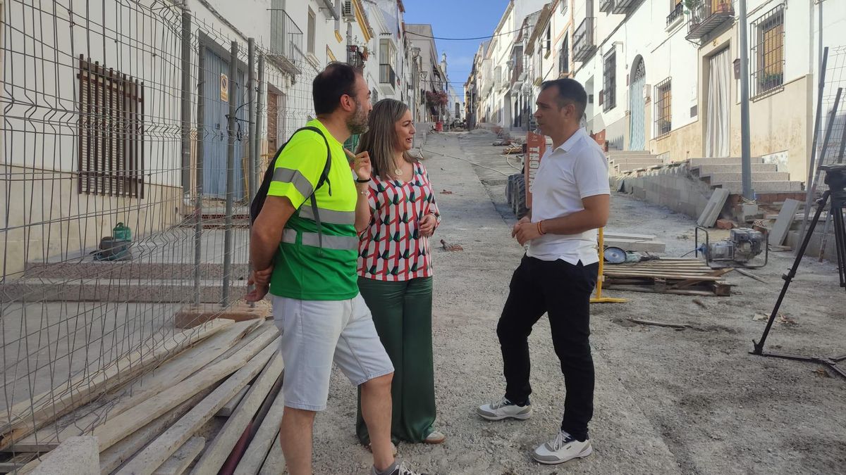 María Jesús Serrano (c), alcaldesa de Baena, supervisa las obras.