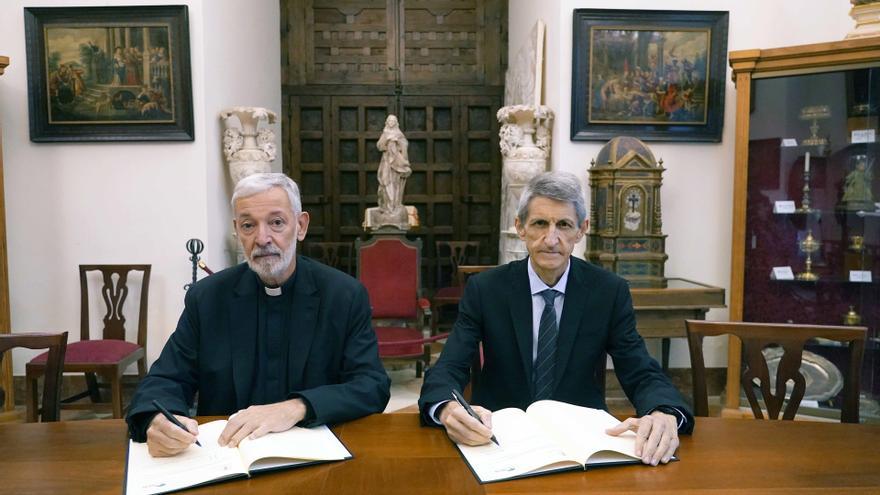 La Fundación Unicaja formaliza su aportación de 1,5 millones para el tejado de la Catedral de Málaga