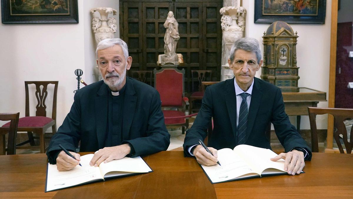 El presidente de la Fundación Unicaja, José M. Domínguez, y el deán-presidente del Cabildo de la Catedral de Málaga, José Manuel Ferrary