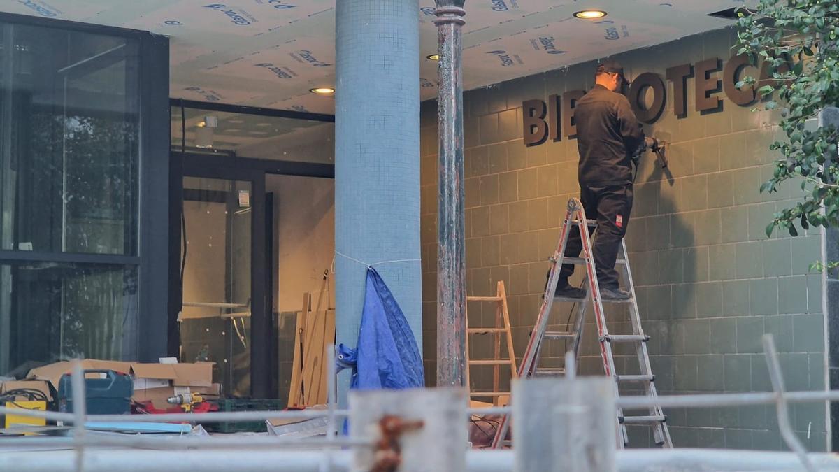 La entrada y, a la izquierda, el ascensor, ayer.