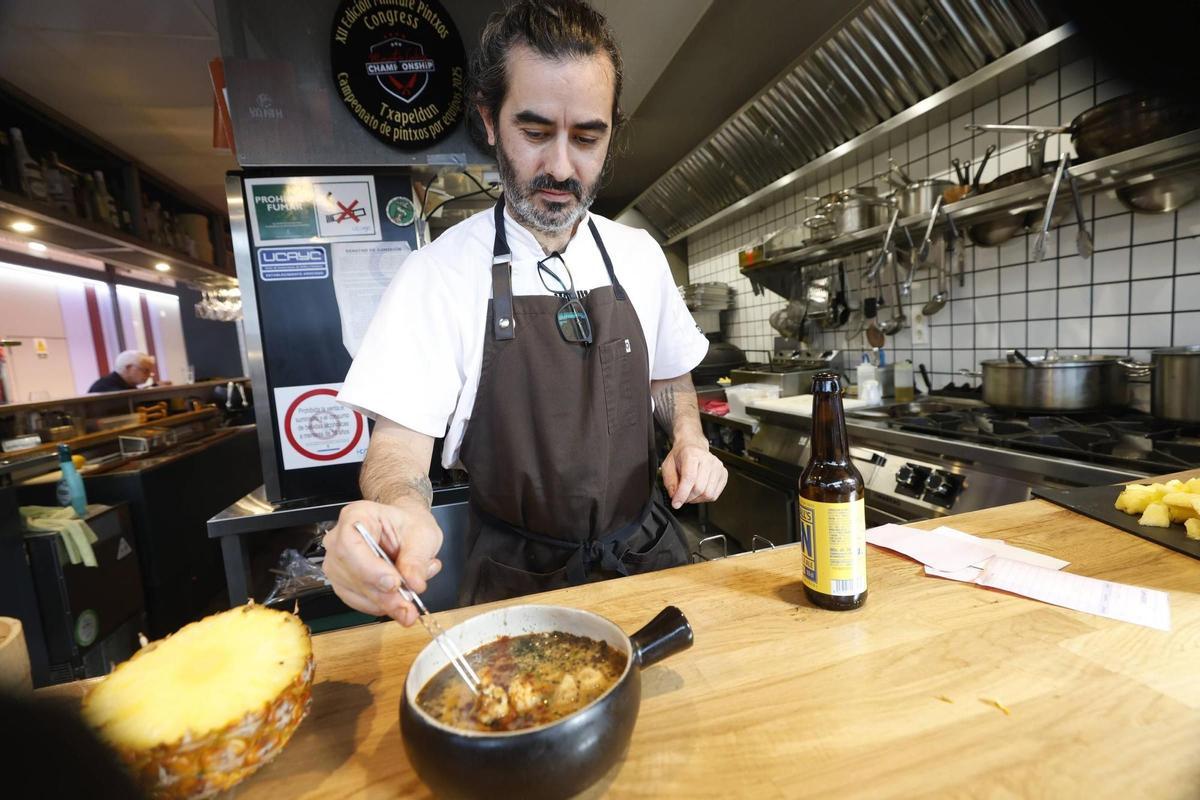 Mariano Mier, cocinero de uno de los establecimientos participantes en las jornadas gastronómicas “Homenaje a los guisos de invierno” en Avilés.