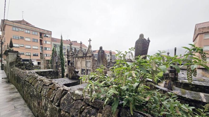 El cementerio de Os Eidos se pierde entre la maleza cuatro años después de ser nombrado el «más bonito de España»