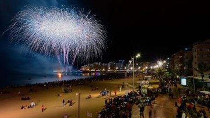 Fuegos artificiales por la Quema de la Sardina en la playa de Las Canteras