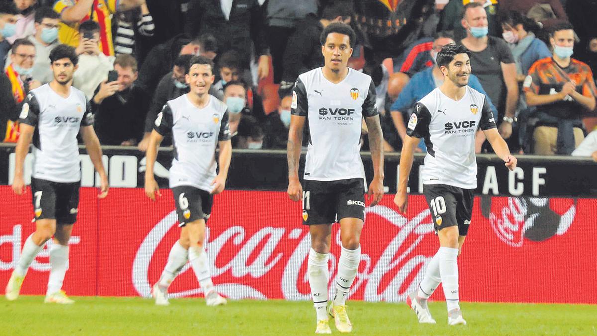 Partido de liga entre el Valencia CF y el Villarreal CF en el campo de Mestalla