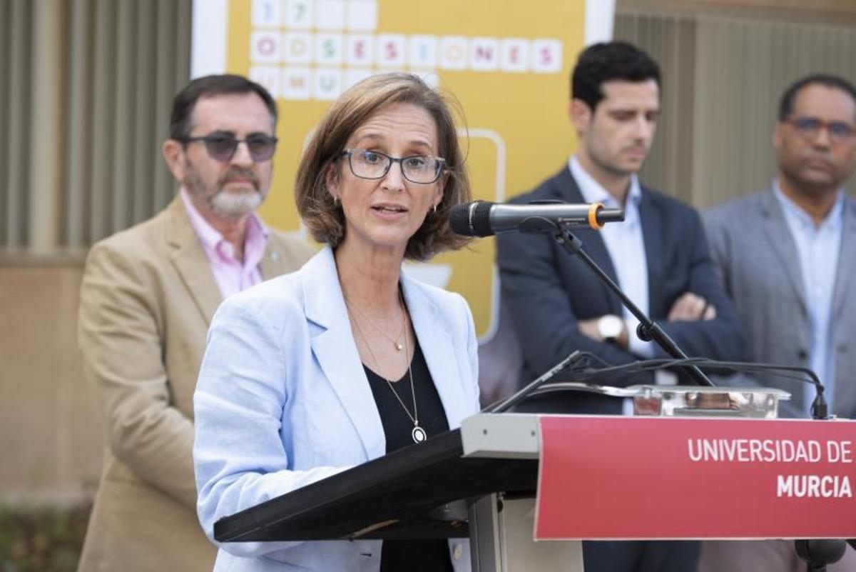 Olga García Saz, directora territorial de CaixaBank en la Región, una entidad referente en sostenibilidad.  l.o.