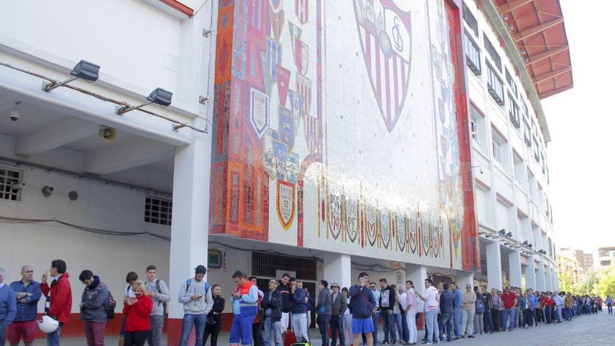 Imagen de las colas formadas en el Ramón Sánchez-Pizjuán. / SFC