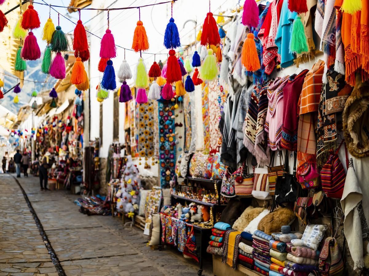 Artesanía y textiles llenan de color las calles de Cusco.
