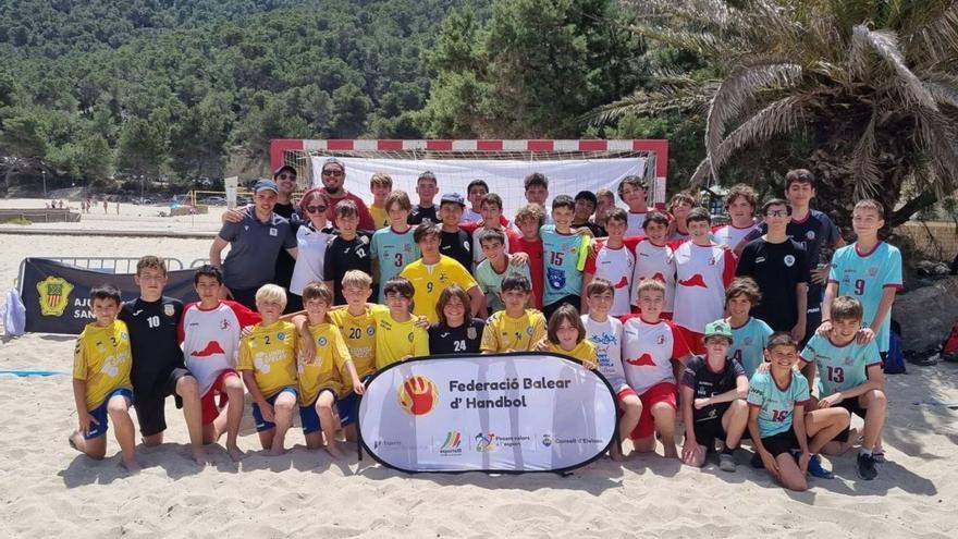 Cala Llonga acoge el Campeonato Balear de Balonmano Playa