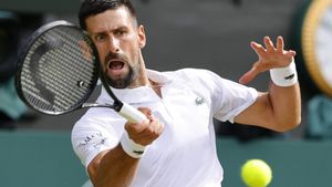 Djokovic conecta un golpe en el duelo de cuartos contra Cobolli.