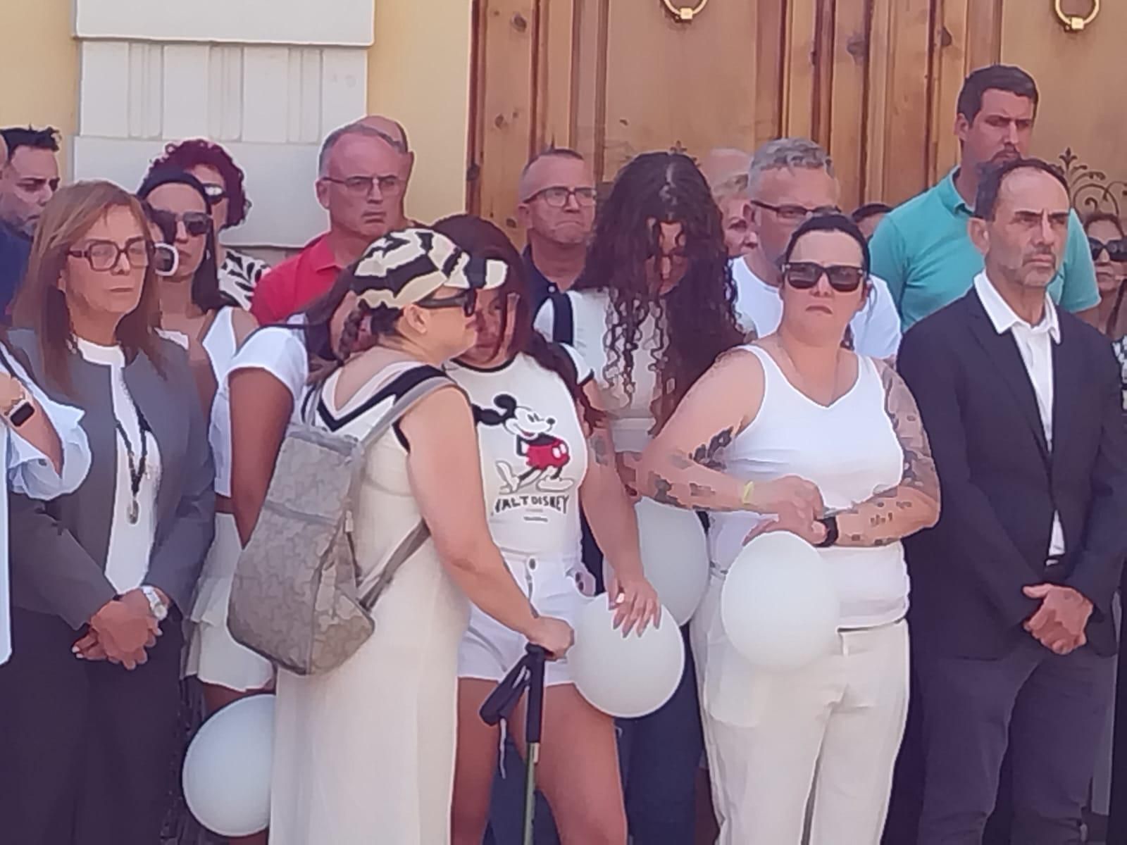 Así ha sido el minuto de silencio en Algemesí tras el doble crimen machista