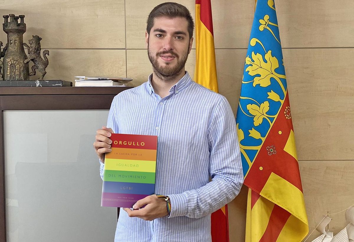 El concejal de Cultura de Torreblanca, Rubén de la Cruz, muestra uno de los libros de temática LGTBI adquiridos por el Ayuntamiento.